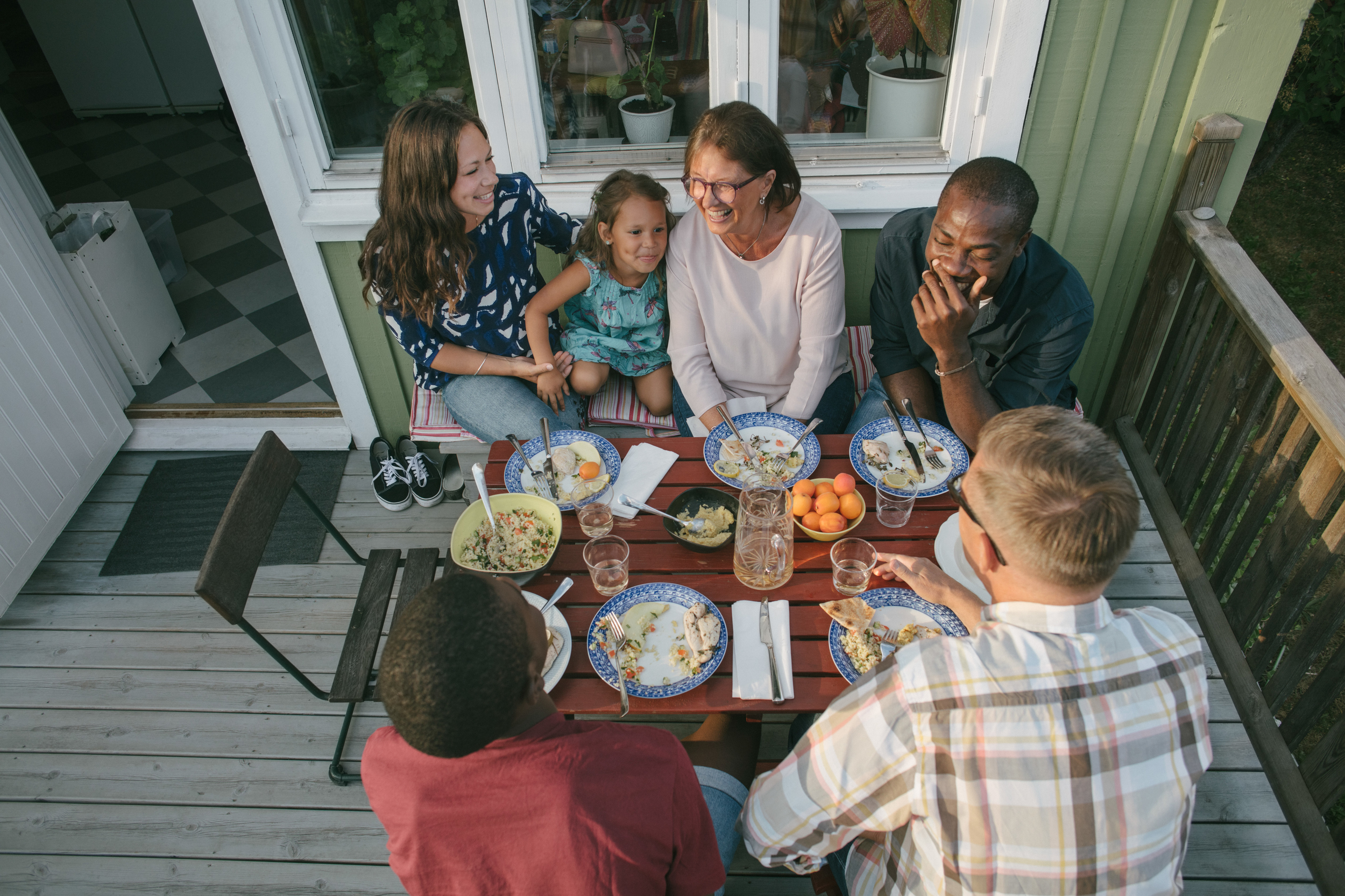 Familj och vänner äter middag tillsammans.