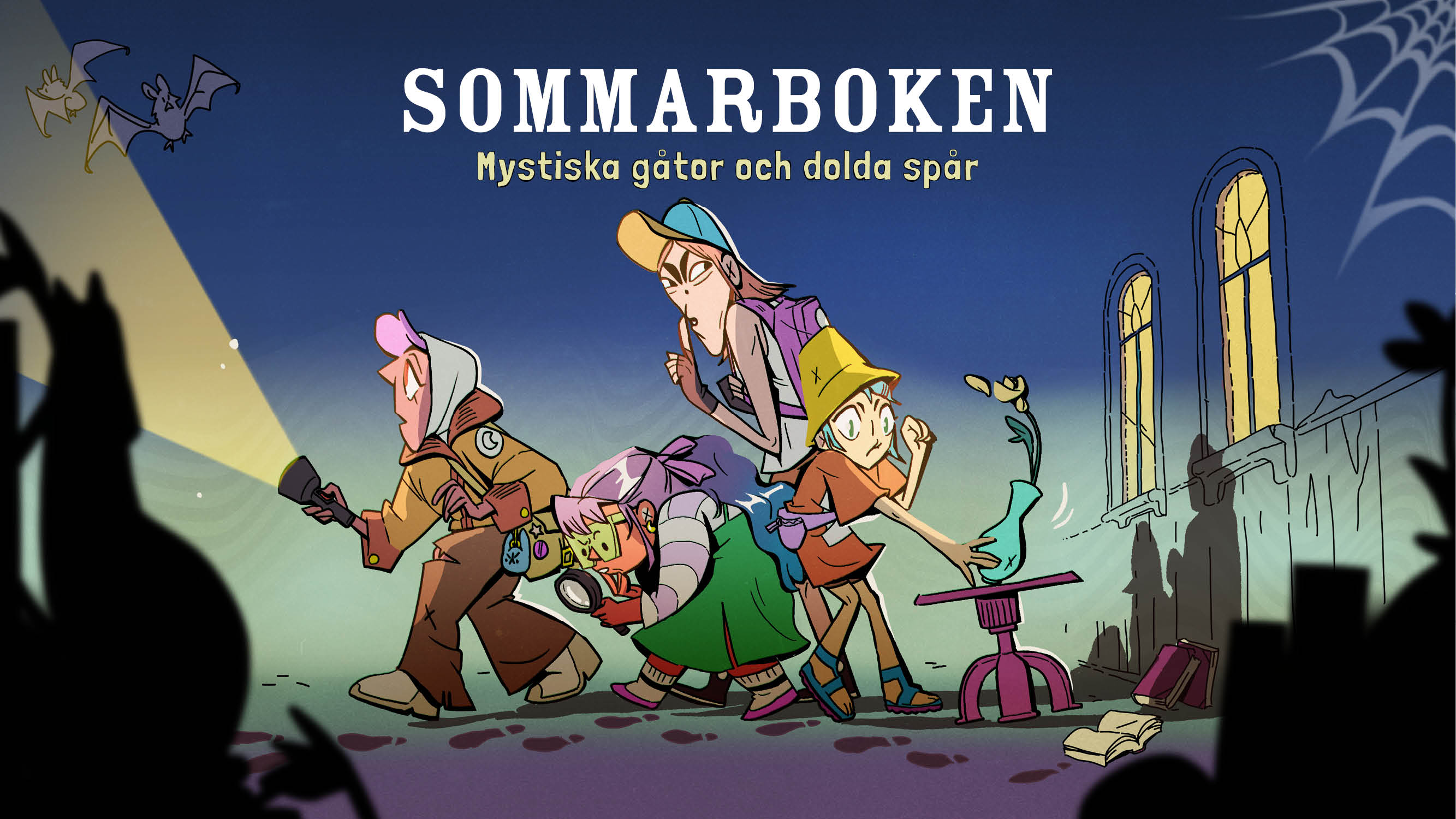 Fyra ungdomar på rad som smyger fram i ett hus. Personen längst fram i ledet, till vänster i bild, håller en ficklampa, nästa person håller ett förstoringsglas, den tredje personen hyschar och den fjärde personen välter nästan en vas. 