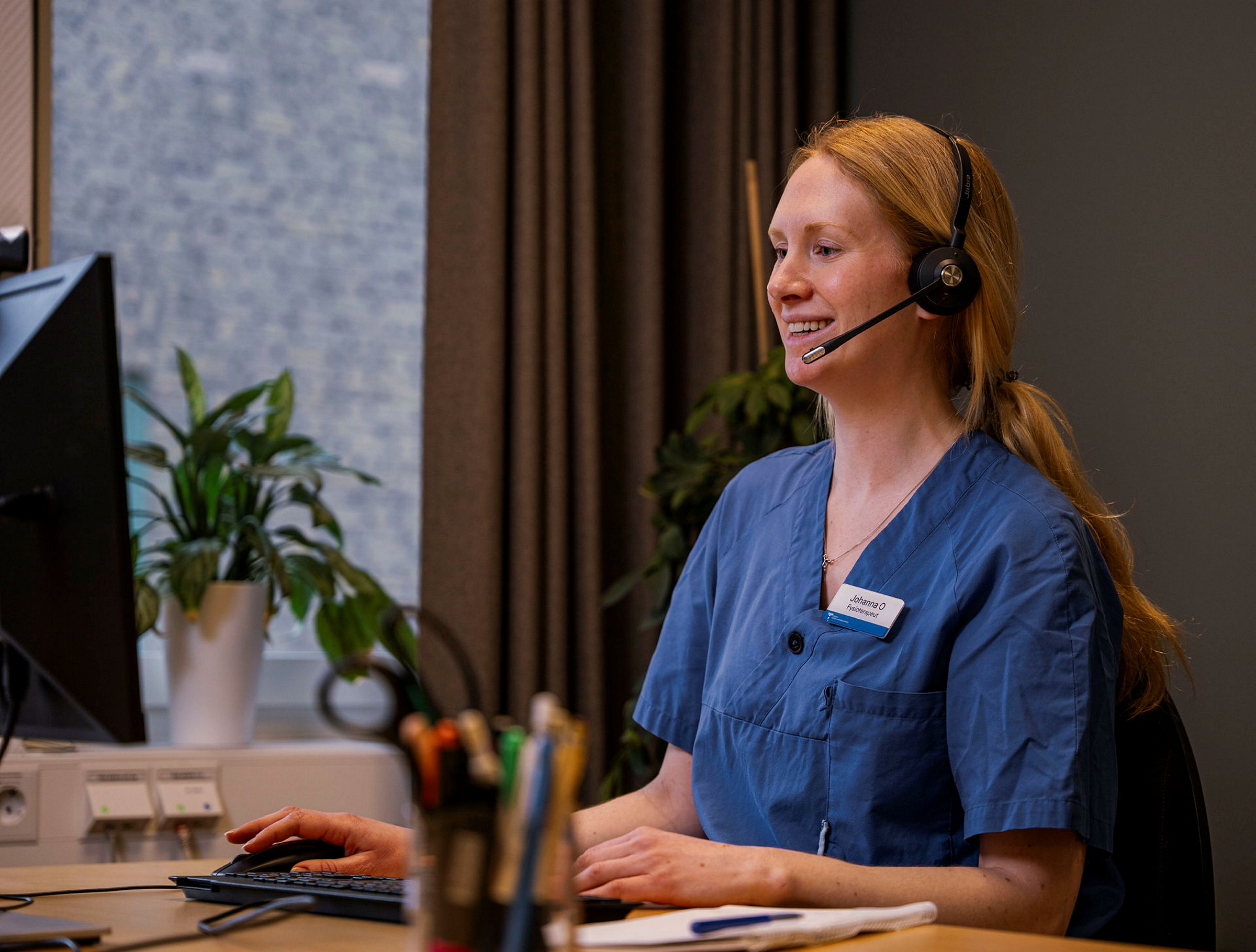 Vårdpersonal i telefonsamtal med headset